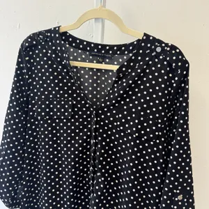 Adrienne Vittadini Polka Dot Roll‎ Tab Sleeve Blouse Black White VW31239 Large thumbnail 3
