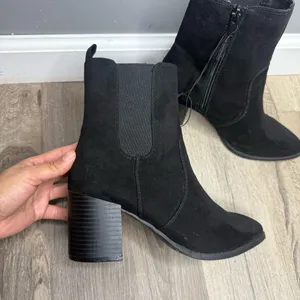 Express Womens Ankle Boots Booties Black Suede Block Heels Pointed Toe Zip Sz 6 thumbnail 2