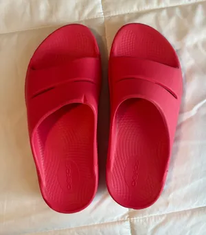 oofos slide Red Size 8 thumbnail 1