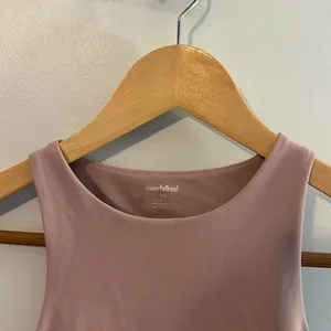 Womens athletic crop top in an extra small XS in a dusty rose mauve color thumbnail 2