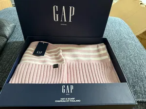 Gap Women’s Hat and Scarf Set thumbnail 1