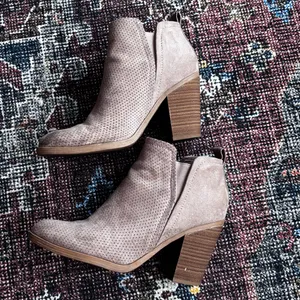 Universal Threads Tan Ankle Boots Size 7.5 thumbnail 2
