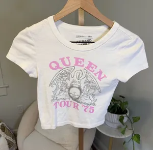American Eagle Outfitters White Crop Tee with Pink 'QUEEN' Graphic thumbnail 1