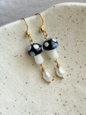 Handmade Kawaii y2k black mushroom & freshwater pearls dangle earrings🍄🖤 thumbnail 4