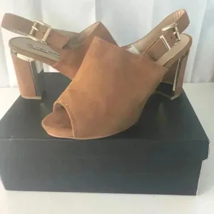NIB!Spirit Moda Tan -Peek toe -gold back heel Chucky shoes size 9 thumbnail 2