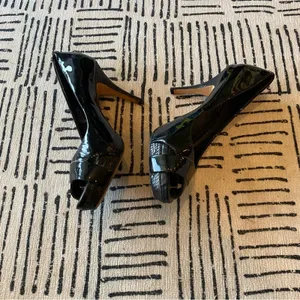 White House Black Market Patent Snakeskin Peep Toe Heels 9M thumbnail 3