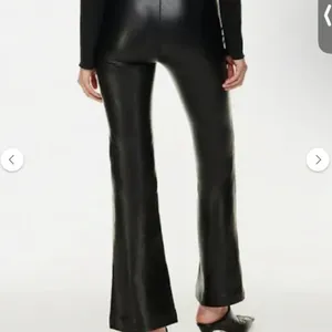Aritzia Wilfred Faux Leather High Waisted Crop Bootcut Flare Pants Size 4 Black thumbnail 2