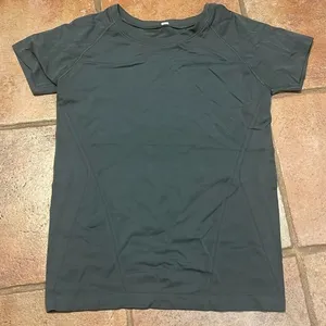 Lululemon run swiftly, short sleeve, top and olive green thumbnail 1