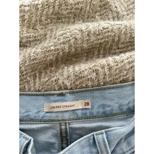 Levi’s Distressed Light Wash Jeans Size 28 thumbnail 4