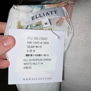Elliatt Europium Dress‎ White Multi Floral Linen V-Neck Tie Back M $238 MSRP thumbnail 7
