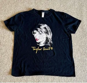 Taylor Swift 1989 red lipstick script black t-shirt Size L thumbnail 1