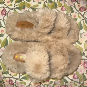 NWOB Faux Fur Slippers In Tan thumbnail 4
