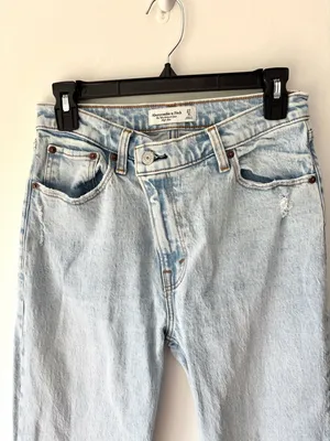 Abercrombie & Fitch the ‘90s Relaxed Jean High Rise Light Wash Crossover Waist thumbnail 2