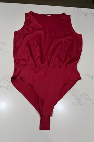 NEW Mangopop Red Wine Satin Sleeveless V Neck Bodysuit L thumbnail 1