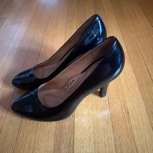 Sofft Classic Black Patent Leather Heels, Size 8.5 thumbnail 3