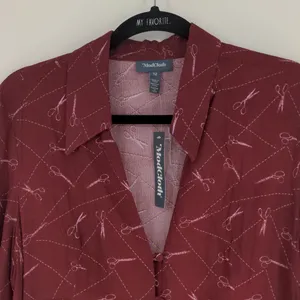 Modcloth A Cut Above Average Shirt Dress Size 12 Burgundy Scissors Hair Stylist‎ thumbnail 4