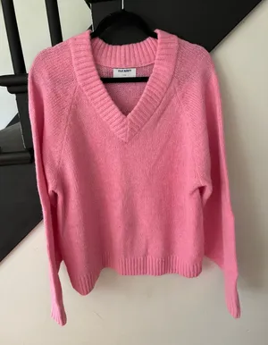Old Navy Vneck sweater thumbnail 1