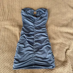 SHEIN Blue Strapless Dress with Ruching & Cut-Outs thumbnail 2