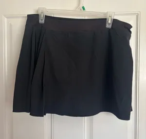 Large 12/14 Avia solid black wrap-style silhouette side Pleated Skort. thumbnail 1