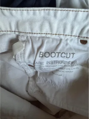 Levi’s White Bootcut Jeans with Classic Five-Pocket Design thumbnail 10