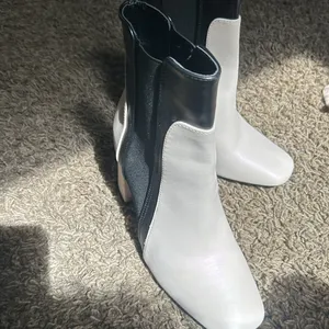 Yo‎ Ki Creme Black Wedge Boots Size 5.5 thumbnail 5