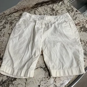 Women’s Ann Taylor White Bermuda Shorts Size 0 thumbnail 1