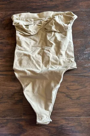 SKIMS NWOT Shapewear strapless Thong size medium thumbnail 1
