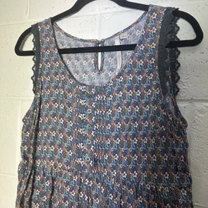 LC Lauren Conrad Blue Floral‎ Babydoll Tank Top Lace Trim Pintuck Size M thumbnail 1
