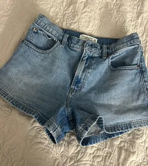 Abercrombie High-Rise 90s Relaxed Cut-Off Shorts thumbnail 1