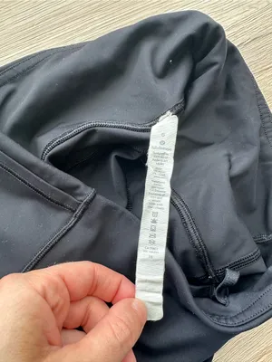 Lululemon Black Cropped Yoga Leggings Size 6 Pull-On Pockets Stretch Nylon thumbnail 3