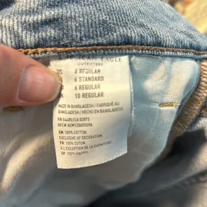 American Eagle Outfitters Hi Rise Tomgirl Distressed Jean thumbnail 4