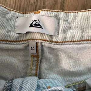 Quiksilver Light Wash Denim Cutoff Shorts Size 30 Frayed Hem thumbnail 2