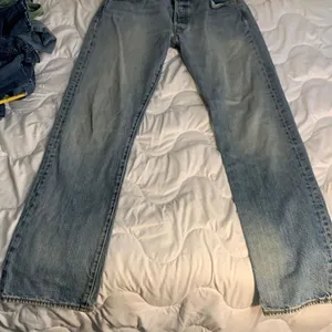 Levi’s 501 Y2K Blue Jeans Waist 34 / Inseam 31 thumbnail 1