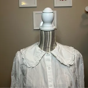 White Ruffled Button thumbnail 3