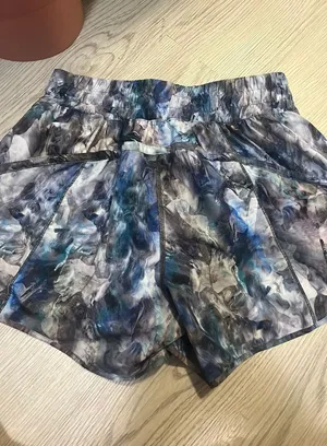 Lululemon shorts thumbnail 2