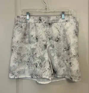 Lululemon flat front relaxed shorts 4.5 inches women’s size 12 ￼￼ thumbnail 1