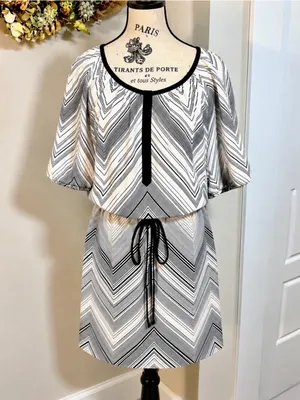 💥Trina Turk Silk Chevron Blouson Drawstring Waist Dress Black Ivory Sz 4💛 thumbnail 3