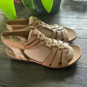 BareTraps Tan Strappy Gold Studs Leather Sandals 1” Rubber Sole Size 9 thumbnail 4