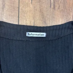 Reformation The Gellar Black Ribbed Button Front Bell Sleeve Crop Top Womens L thumbnail 3