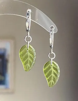 Handmade fairy forest vintage retro aesthetic style simple Czech glass leaf dangle earrings🍃💚 thumbnail 1
