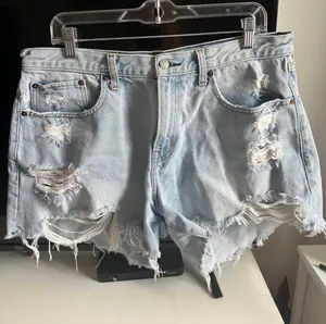 Abercrombie Curve Love The Boyfriend Short Mid Rise thumbnail 1