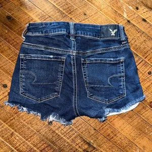 American Eagle distressed hi-rise 0 raw hem denim shorts thumbnail 2