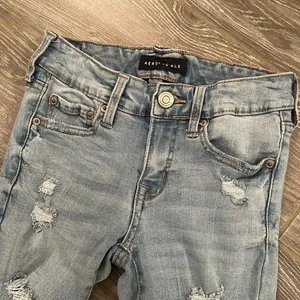 Women’s size 0 low rise jegging light wash destroyed stretchy jeans thumbnail 2