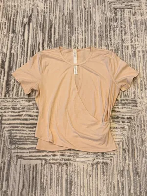 NEW Lululemon women's size 6 cream short sleeve top thumbnail 7