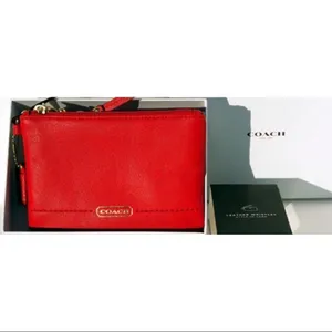 ✨ 4xHP✨Coach
Red Leather Wristlet✨ thumbnail 8