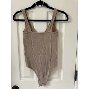 AURA Women's Beige One-Piece Stretch Solid Bodysuit Size S/M thumbnail 5