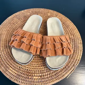 American Eagle Ruffle Slide‎ Sandals Cognac Brown Faux Suede Cork Midsole Size 6 thumbnail 2