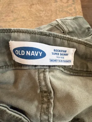 Old Navy Women’s Camouflage Skinny Stretchy Cargo Pants thumbnail 4