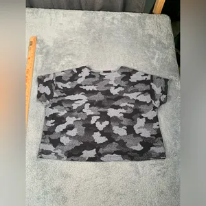 Lululemon athletica Camo cropped T-Shirt - Black and Gray thumbnail 5