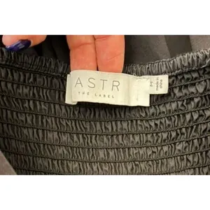 ASTR the Label Poplin Puff Sleeve Tiered Midi Dress Black sz. medium thumbnail 5